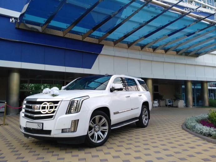 VIP-трансфер и аренда Cadillac Escalade (2020) в Крыму. Белый люкс-внедорожник на 8 человек 0