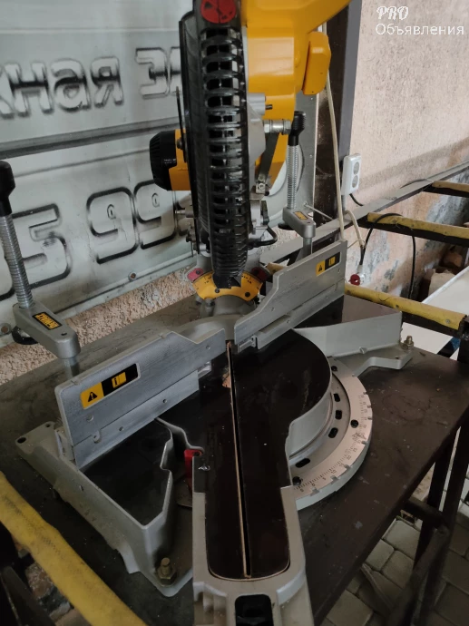 Торцовочная пила DeWALT DWS 780 1
