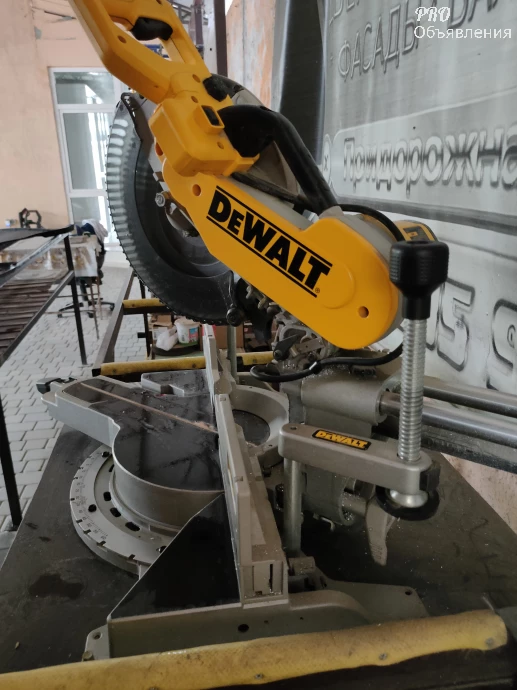Торцовочная пила DeWALT DWS 780 3