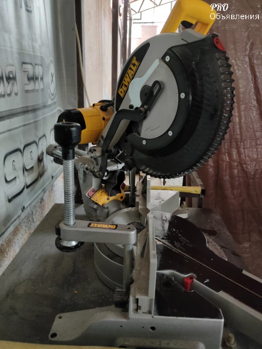 Торцовочная пила DeWALT DWS 780 2